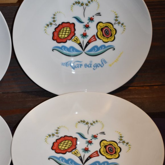BERGGREN SWEDISH FLOWER 'VAR SÅ GOD' DESIGN 7 1/2 INCH PORCELAIN PLATE SET (4) - Picture 5 of 5